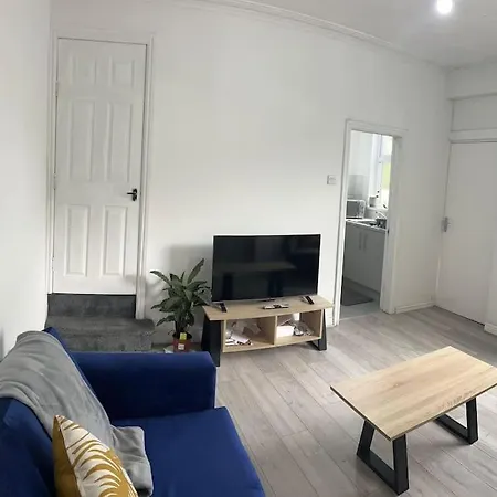 Away From Near Centre * Leeds (West Yorkshire)